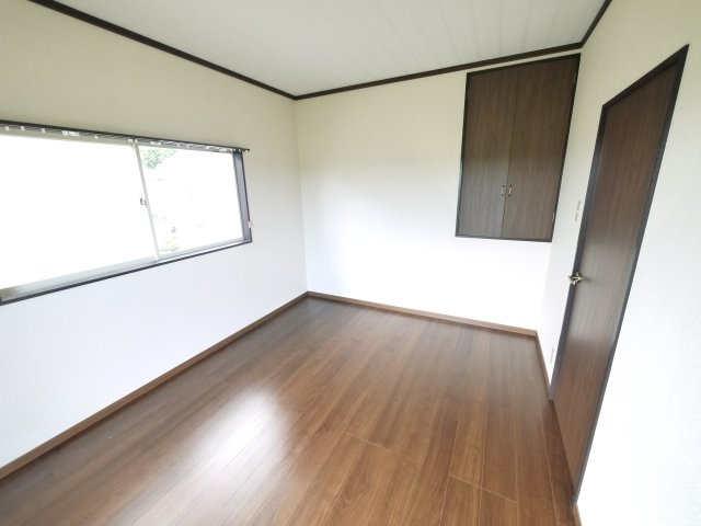 茂原市清水　中古戸建の洋室|内装リフォーム済み令和7年8月  ウッドデッキ付き 1台（車種制限あり） 閑静な田園地帯
