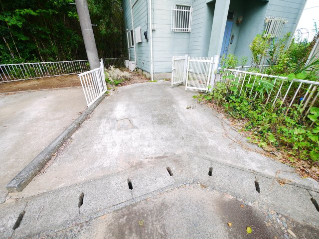 茂原市清水　中古戸建の駐車場|内装リフォーム済み令和7年8月  ウッドデッキ付き 1台（車種制限あり） 閑静な田園地帯