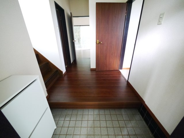 茂原市清水　中古戸建の玄関|内装リフォーム済み令和7年8月  ウッドデッキ付き 1台（車種制限あり） 閑静な田園地帯