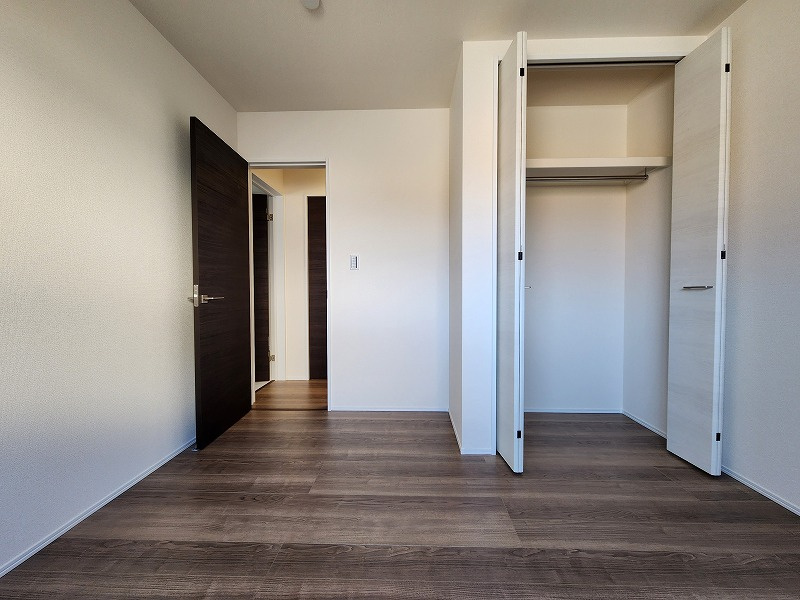 小牧市小木３丁目　新築戸建　８号棟の洋室|明るい洋室です