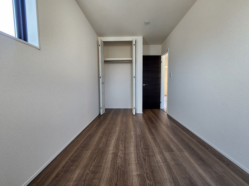 小牧市小木３丁目　新築戸建　８号棟の洋室|落ち着いた色調の洋室です