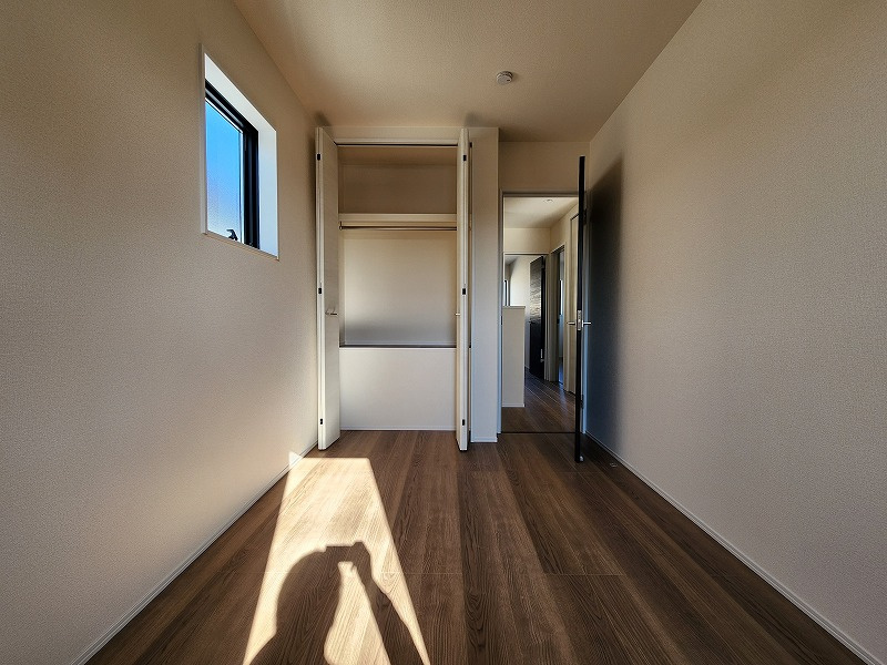 小牧市小木３丁目　新築戸建　８号棟の洋室|落ち着いた色調の洋室です