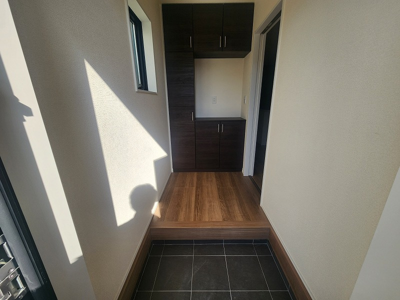 小牧市小木３丁目　新築戸建　８号棟の玄関|ゆったりとした玄関です