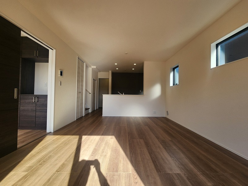 小牧市小木３丁目　新築戸建　８号棟の居間・リビング|こちらのリビングで趣味の時間をお楽しみください