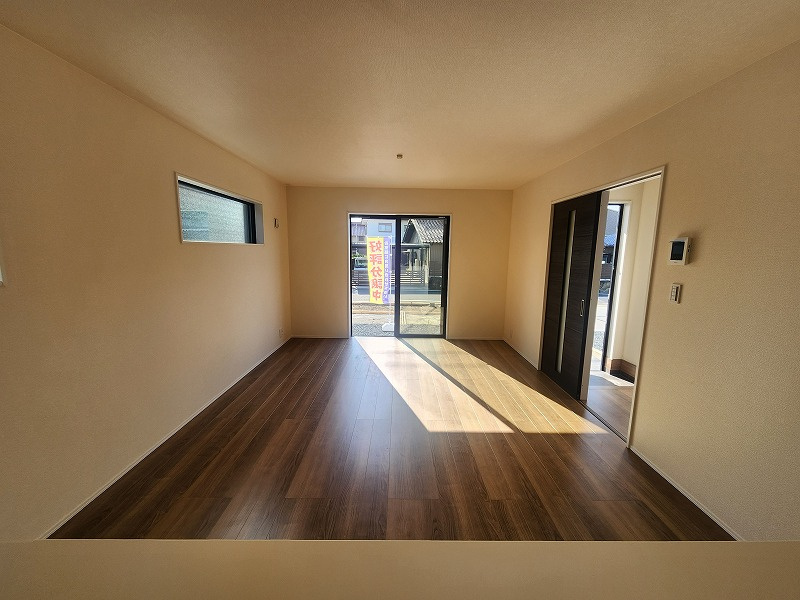 小牧市小木３丁目　新築戸建　８号棟の居間・リビング|こちらのリビングで趣味の時間をお楽しみください