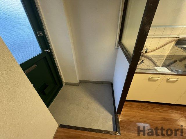 日新服部コーポの玄関