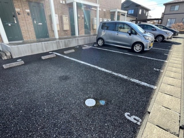 ファミールよこみちの駐車場