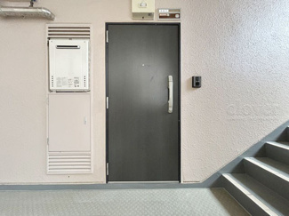 【その他共用部分】 | 皆様をお迎えする、お部屋の玄関ドア。開けやすさや開放角度、ドアノブの操作しやすさや鍵の形状などを、現地で一度ご確認ください。～即日のご見学可能～　お問合せはお気軽にどうぞ。
