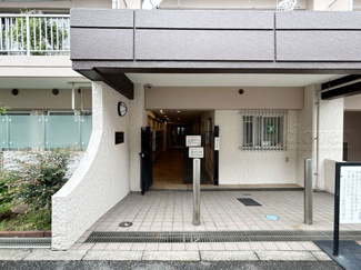 【エントランス】 | お客様を、そして住人を出迎えてくれるマンションのエントランス。ゴミが落ちていないことからも、管理状態の良さや住民の節度の高さが見て取れます。～即日のご見学可能～　お問合せはお気軽にどうぞ。

