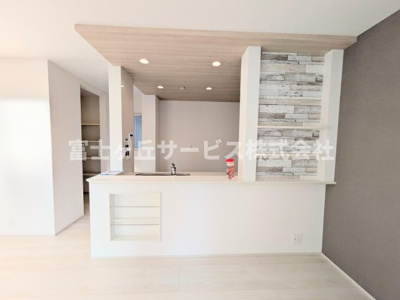 【キッチン】 | 浜松市中央区高塚町 新築一戸建て 2号棟 | 前から見たキッチンです