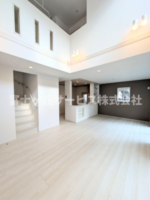 【居間・リビング】 | 浜松市中央区高塚町 新築一戸建て 2号棟 | リビングダイニングです