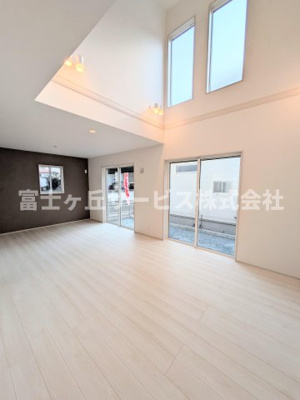 【居間・リビング】 | 浜松市中央区高塚町 新築一戸建て 2号棟 | リビングです