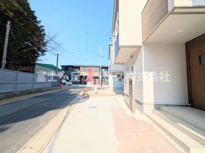 【前面道路含む現地写真】 | 浜松市中央区高塚町 新築一戸建て 2号棟 | 道沿いに１台駐車可能です