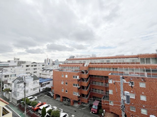 【展望】 | 眼前に広がる空の雄大さと、このお部屋の自慢の一つである「眺望」をご覧ください。毎日、この景色を独り占めできる新生活に夢が広がります。～即日のご見学可能～　お問合せはお気軽にどうぞ。
