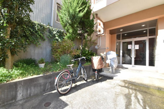 【駐車場】 | 自転車置き場。マンションの共用部にあたります。空きの有無や駐輪料金、各戸の台数制限などについては、改めてお問い合わせください。～即日のご見学可能～　お問合せはお気軽にどうぞ。

