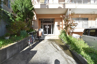 【エントランス】 | お客様を、そして住人を出迎えてくれるマンションのエントランス。ゴミが落ちていないことからも、管理状態の良さや住民の節度の高さが見て取れます。～即日のご見学可能～　お問合せはお気軽にどうぞ。
