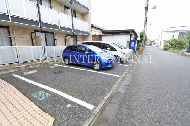 レオパレス麦の穂の駐車場