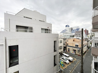 【展望】 | 眼前に広がる空の雄大さと、このお部屋の自慢の一つである「眺望」をご覧ください。毎日、この景色を独り占めできる新生活に夢が広がります。～即日のご見学可能～　お問合せはお気軽にどうぞ。
