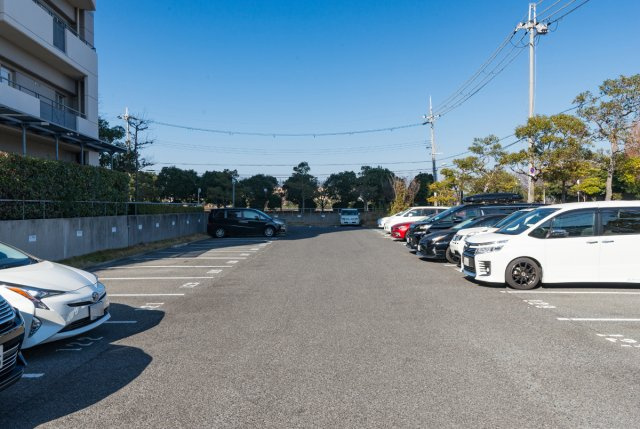エルベコート二色の浜4棟の駐車場