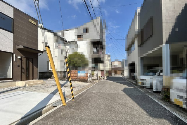 高知市一宮東町５丁目　中古戸建ての前面道路含む現地写真