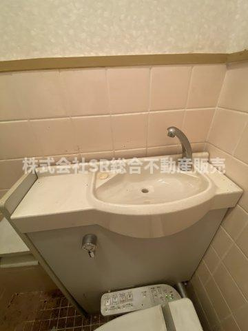 稲田新町1丁目　店舗付き中古戸建のトイレ|トイレには手洗い場が付いてます