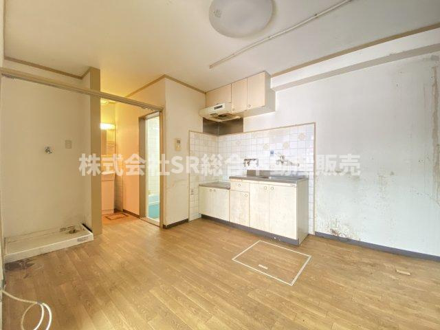 稲田新町1丁目　店舗付き中古戸建のキッチン|ご家族で食卓を囲める広さは十分あります！