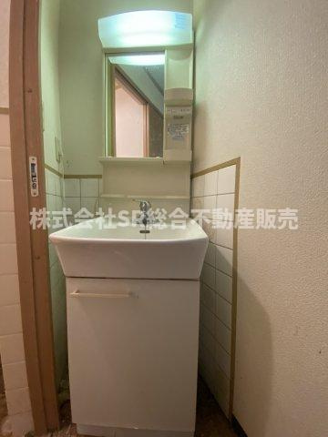 稲田新町1丁目　店舗付き中古戸建の独立洗面台|独立洗面台、小物を置くことができて便利です