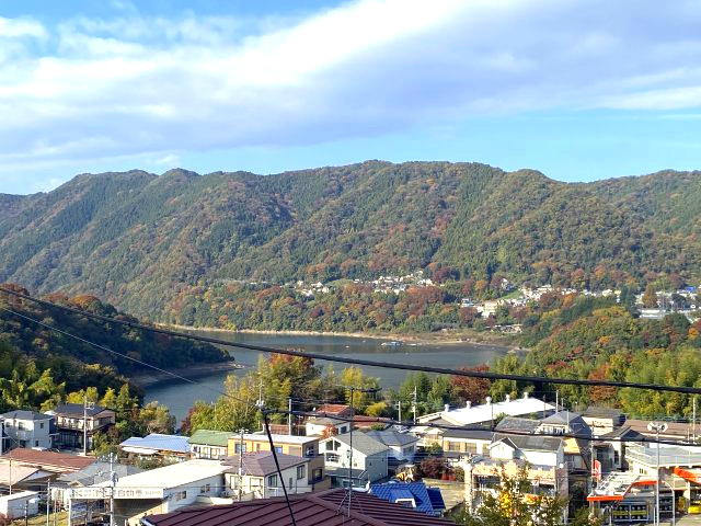 緑区中野　建築条件なし売地の展望|津久井湖を望む眺望
紅葉も楽しめます（11/15撮影）