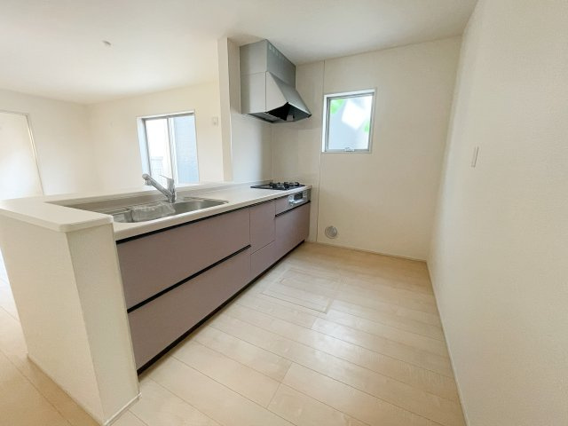 新築戸建・新築建売　いわき市平下平窪　平第四小・第一中　長期優良住宅のキッチン|カウンター越しに会話が弾む、家族とのつながりを感じられる対面キッチンです！