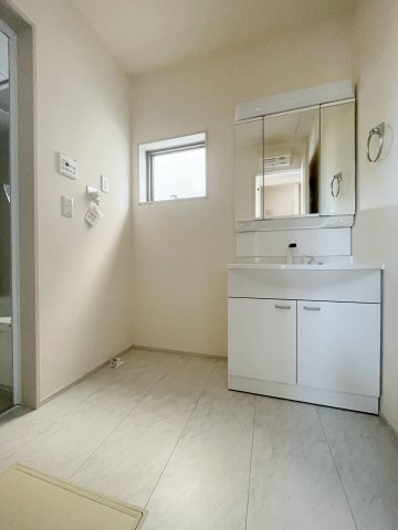 新築戸建・新築建売　いわき市平下平窪　平第四小・第一中　長期優良住宅の独立洗面台|三面鏡タイプの独立洗面台で、身だしなみチェックも収納力も◎洗面まわりもすっきり清潔に保てます！