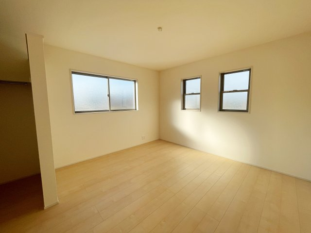 新築戸建・新築建売　いわき市平下平窪　平第四小・第一中　長期優良住宅の洋室|ナチュラルな光が差し込む2面採光の洋室です！ホワイト基調で清楚感たっぷり♪