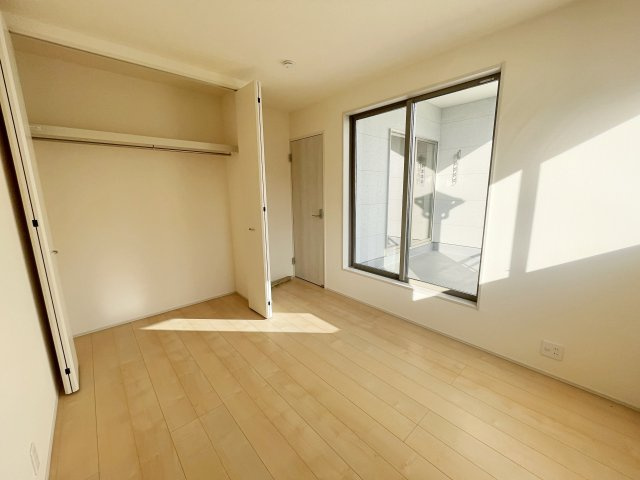 新築戸建・新築建売　いわき市平下平窪　平第四小・第一中　長期優良住宅の洋室|2面採光で明るい洋室です！ホワイト基調の爽やか空間からインナーバルコニーにも出られます♪