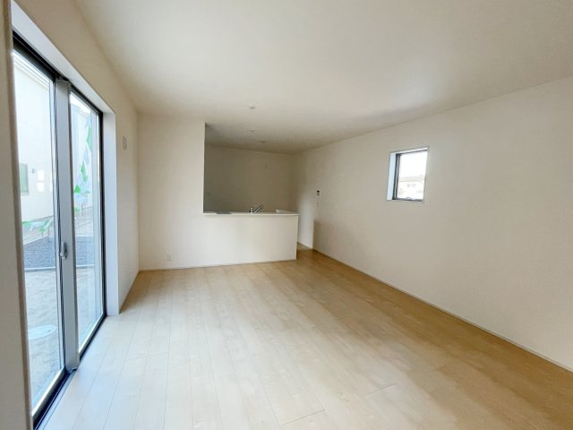 新築戸建・新築建売　いわき市平下平窪　平第四小・第一中　長期優良住宅の居間・リビング|ダイニングには大きな窓があり明るい陽射しが差し込む開放的で心地よい空間です！