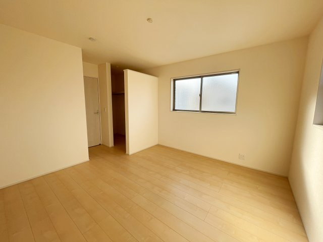 新築戸建・新築建売　いわき市平下平窪　平第四小・第一中　長期優良住宅の洋室|2面採光で陽射しがたっぷり差し込む明るい洋室です！