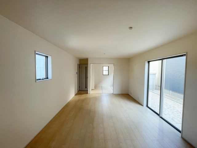 新築戸建・新築建売　いわき市平下平窪　平第四小・第一中　長期優良住宅の居間・リビング|ホワイトを基調とした明るく開放的なLDKです！