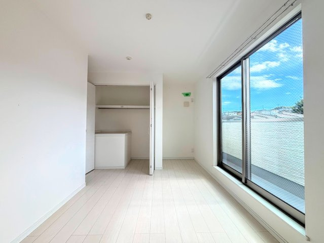 港南区港南6　中古戸建ての洋室|◆柔らかい陽光が差し込む明るいお部屋を演出する設計。彩光の取れる窓が気持ちの良いお部屋を創り上げます。
