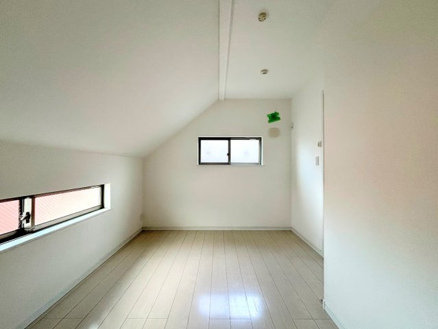 港南区港南6　中古戸建ての洋室|◆室内はいつも明るい印象なので気持ちの良い朝を迎えられます。各部屋にはクローゼットを完備しており、収納が多いお家はすっきりして快適空間です。
