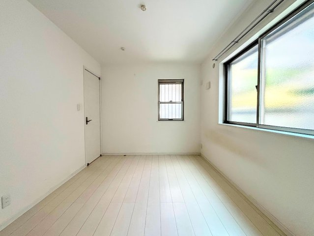 港南区港南6　中古戸建ての洋室|◆気持ちの良い風が室内へ入り込む居室。家具を配置しても広々ご利用いただけます！！
