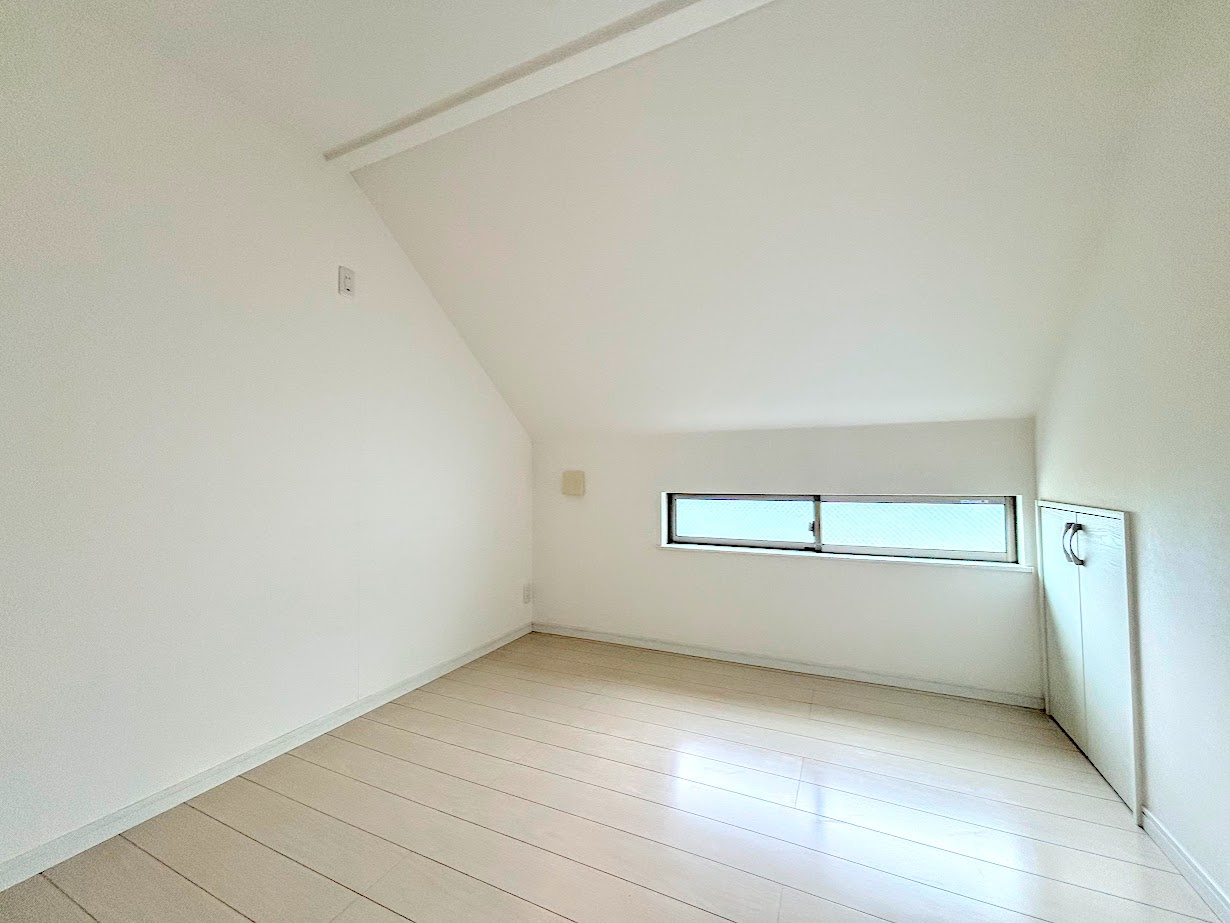 港南区港南6　中古戸建ての収納|◆家族が集い、リラックスしてくつろぐリビングは、いつも居心地よく整えておきたいもの。雑多なものを隠してくれる「リビング収納」もあります！
