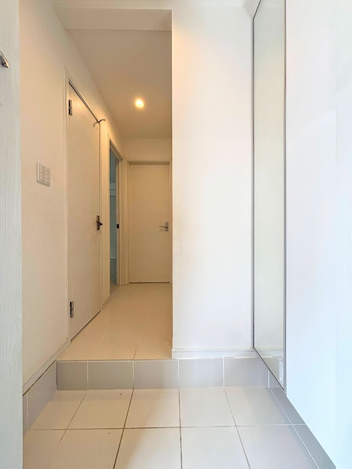 港南区港南6　中古戸建ての玄関|◆明るい玄関です！散らかりやすい玄関もスッキリする大容量のシューズボックス付き。
