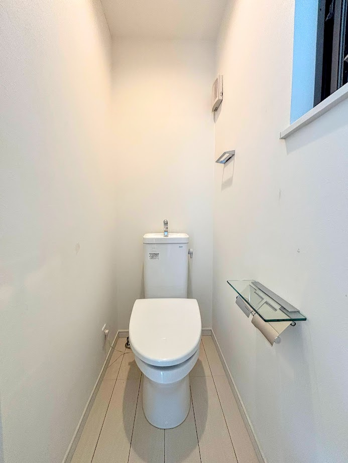 港南区港南6　中古戸建てのトイレ|◆清潔感のある白を基調とした落ち着ける空間。小窓をもうけていますので、こもりやすい空気の入れ替えも簡単に行えますね！
