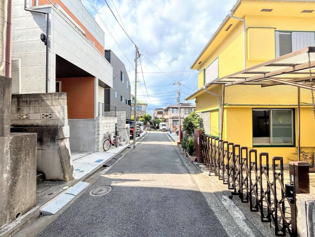 港南区港南6　中古戸建ての前面道路含む現地写真|◆前面道路も幅員があり車の運転も安心！前面道路は閑静な住宅地。車通りの少ない道路です。お子様にも安心です。
