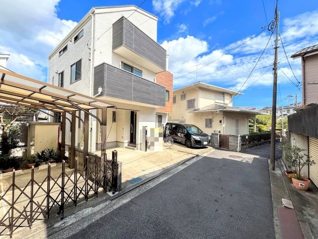 港南区港南6　中古戸建ての外観|◆一戸建てを中心とした街並みが整然と続き、周辺は高い建物が建っていないので、緑の多い閑静な趣を感じる環境です。街並みや周辺環境も重要なポイントです！！
