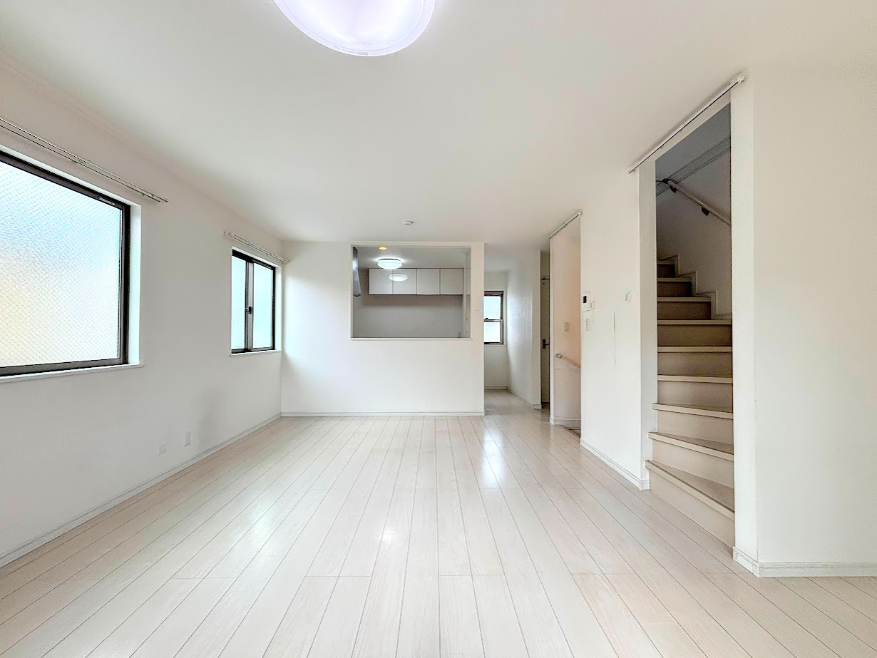 港南区港南6　中古戸建ての居間・リビング|◆一家だんらんのスペースとなるＬＤＫ。窓から明るい光が差し込み、思わず家族の会話も弾む快適な空間。
