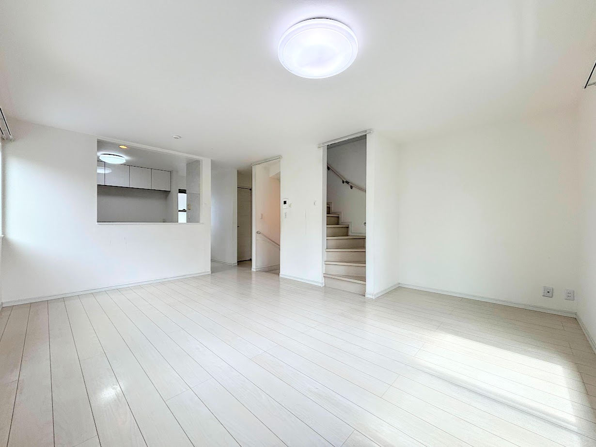 港南区港南6　中古戸建ての居間・リビング|◆リビングは一日中太陽の光が射し込みます。家族が集まる空間は、自然と笑顔が溢れます！
