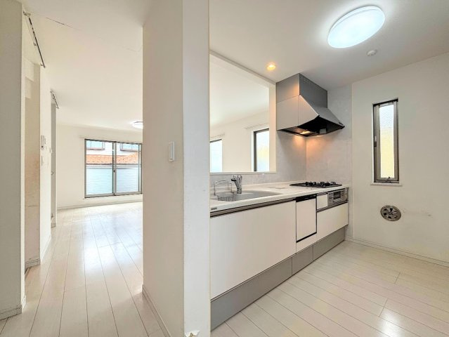 港南区港南6　中古戸建てのキッチン|◆キッチンからダイニングやリビングが見渡せるキッチン。料理をしながら家族とコミュニケーションをとれるだけでなく、大きな開放感も得られることができます。
