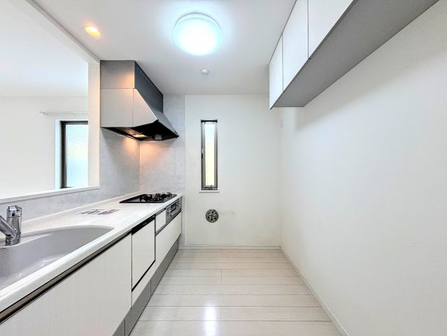 港南区港南6　中古戸建てのキッチン|◆デザイン性と機能性を兼ね備えたキッチンです。リビングスペースとの一体感が生まれ、広々空間を演出してくれます。
