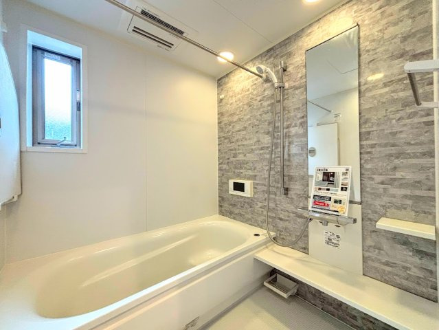 港南区港南6　中古戸建ての浴室|◆お子様と一緒にバスタイムを楽しめる広々空間。浴室乾燥機付で心地よいバスタイムを実現します。
