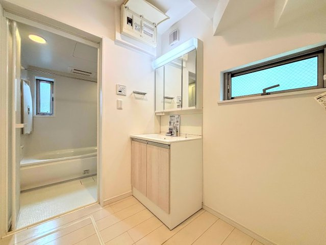 港南区港南6　中古戸建ての独立洗面台|◆毎日使う場所だから、機能的で使いやすさに配慮したパウダールーム。すっきりと使えるように収納も豊富にご用意しています。
