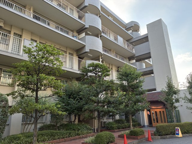 グリーンコーポ多摩プラザA棟の外観